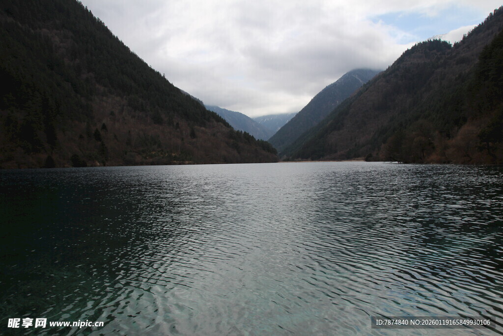 宁静山水间的澄澈湖泊