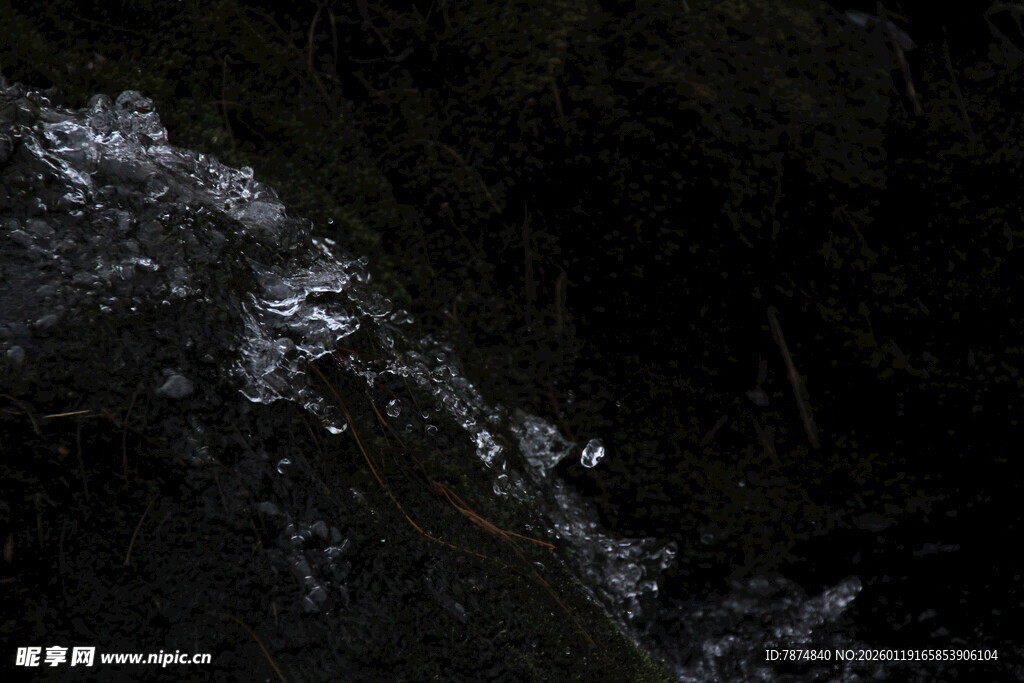 山间瀑布水流湍急景象