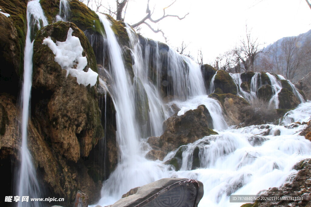 冬日山间冰雪覆盖的瀑布