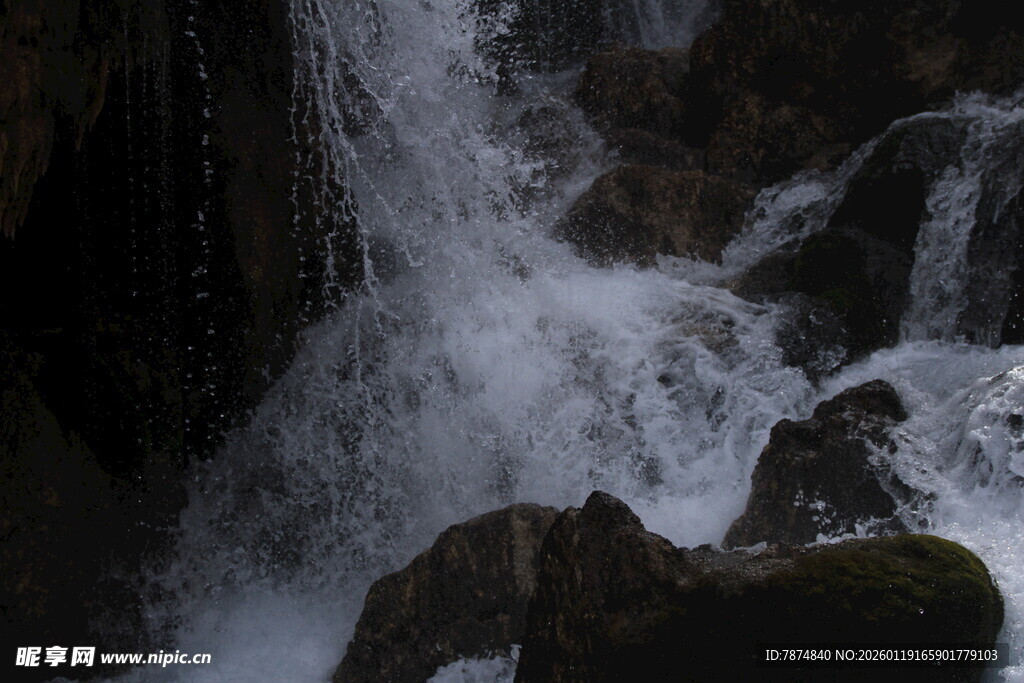 山间瀑布水流冲击岩石