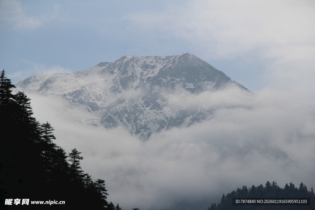 云雾缭绕的巍峨山峰