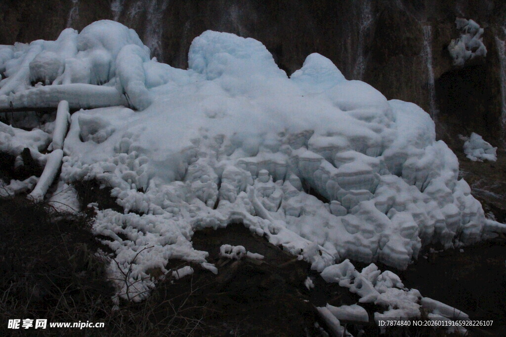 堆积的白色冰雪景观