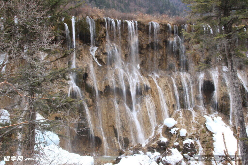 冬日山间冰凌瀑布景观