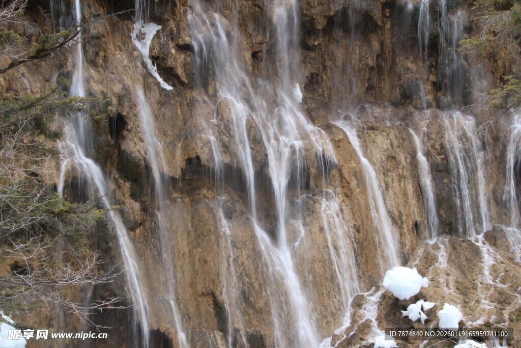 冬日雪景中的壮观瀑布