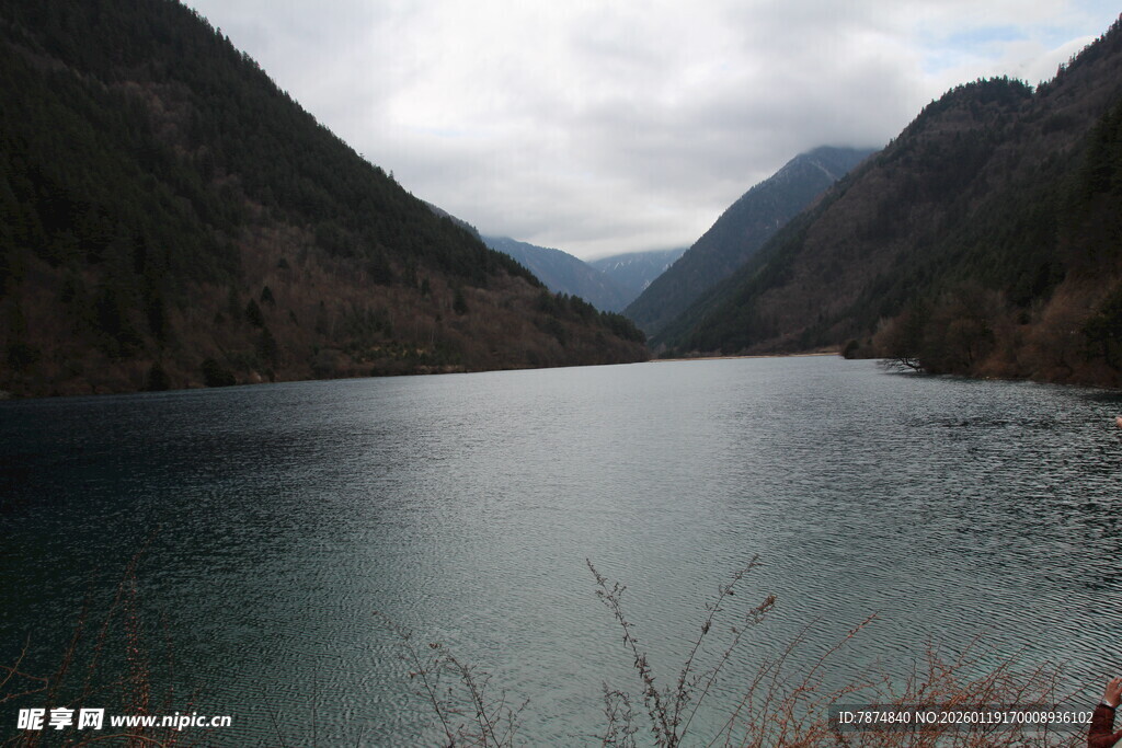 宁静高山湖泊美景