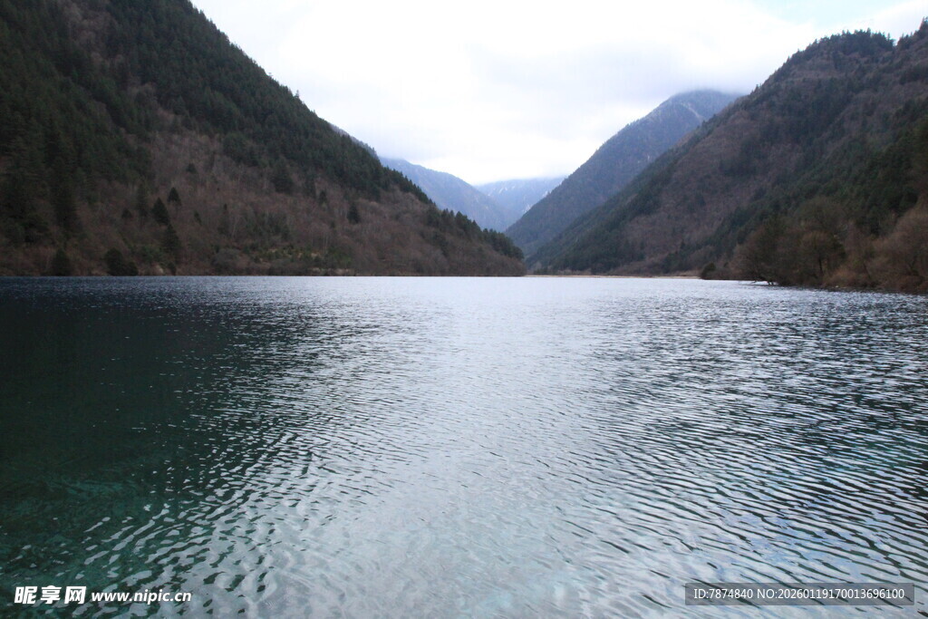 宁静山水间的澄澈湖泊