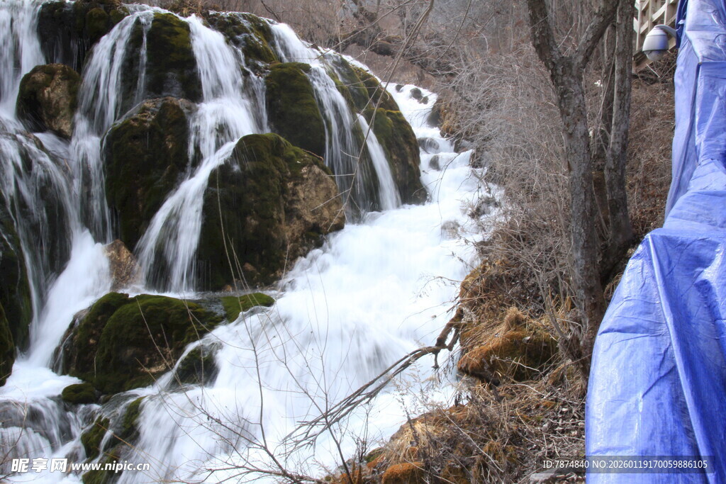 山间冰雪覆盖的灵动瀑布
