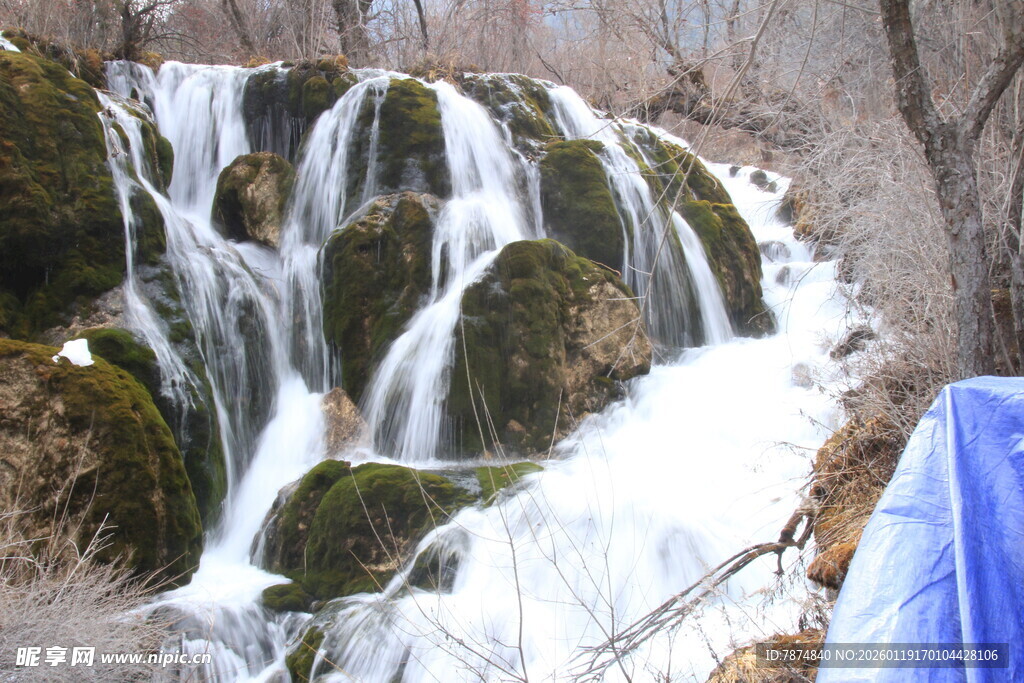 山间冰雪覆盖的美丽小瀑布