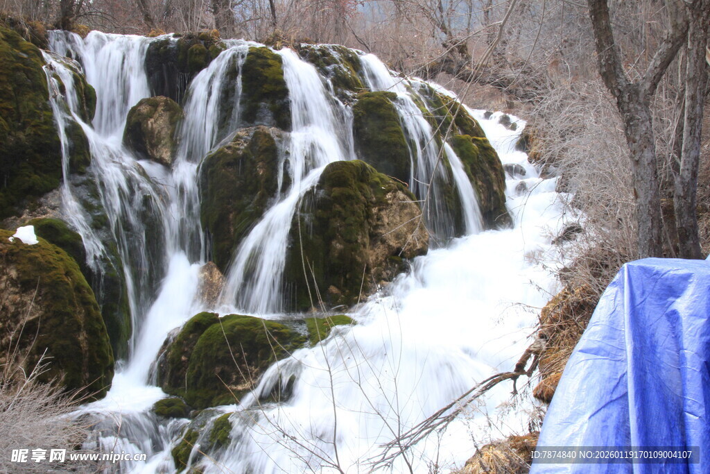 山间冰雪覆盖的层叠小瀑布