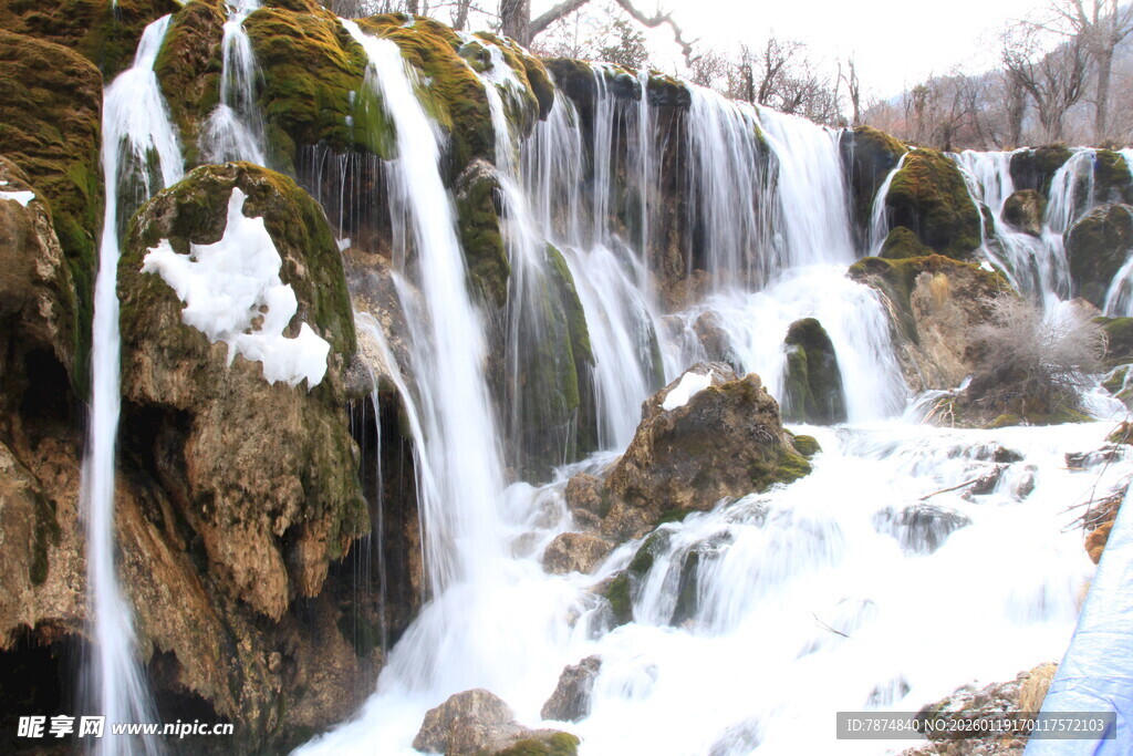 冬日冰雪覆盖的壮观瀑布