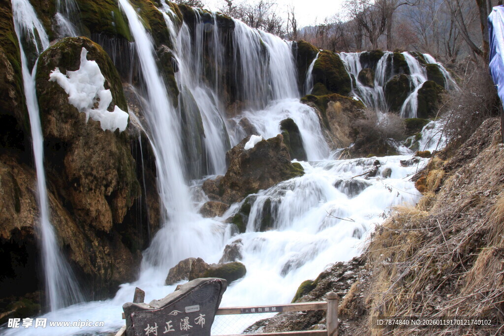 冬日山间瀑布美景