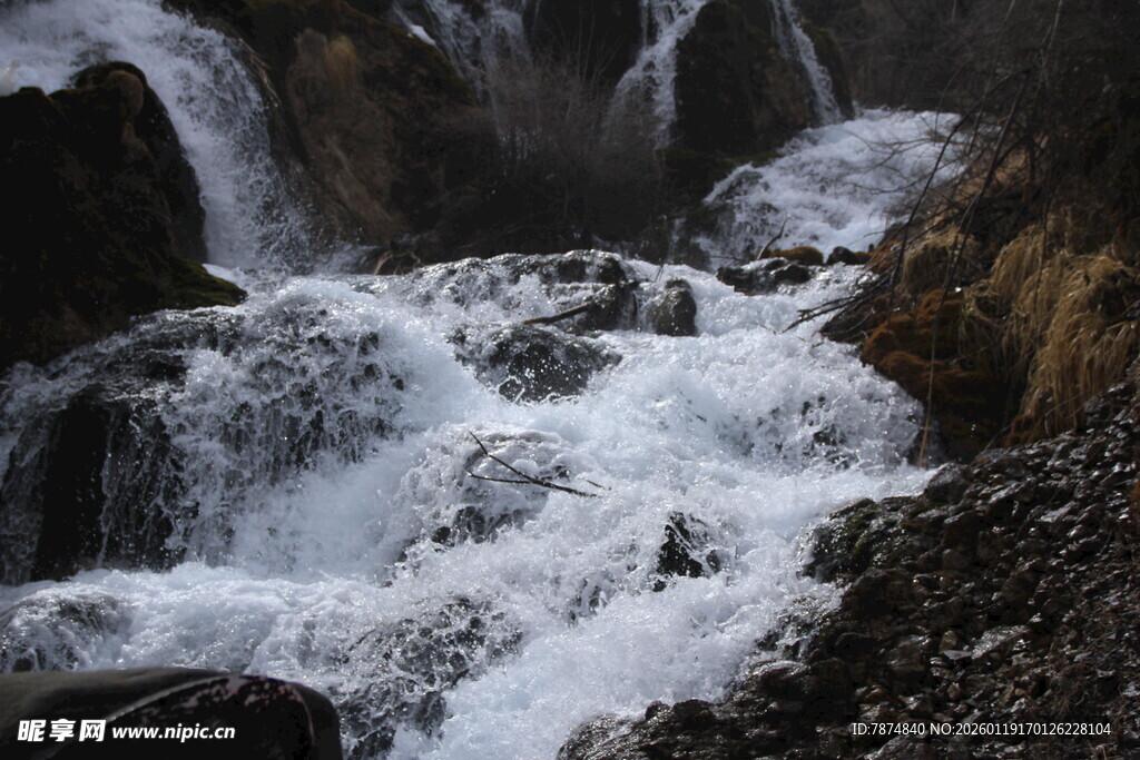 山间湍急溪流瀑布景象