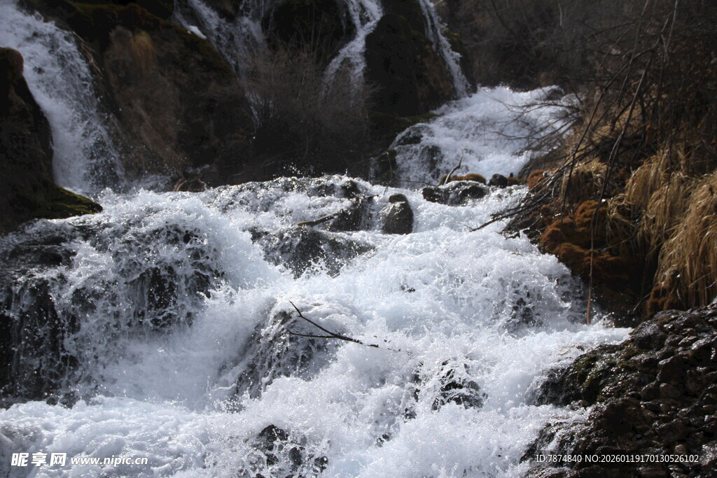 山间湍急溪流瀑布景观