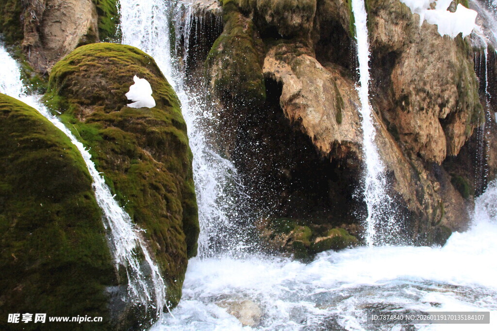山间瀑布 冰雪与青苔之景