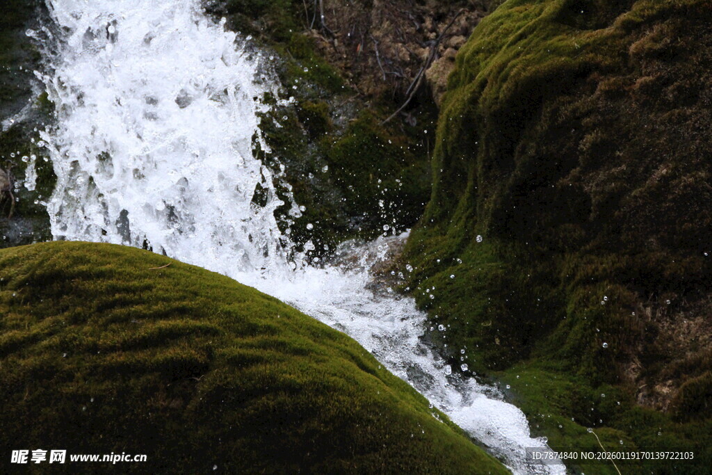 山间青苔瀑布美景