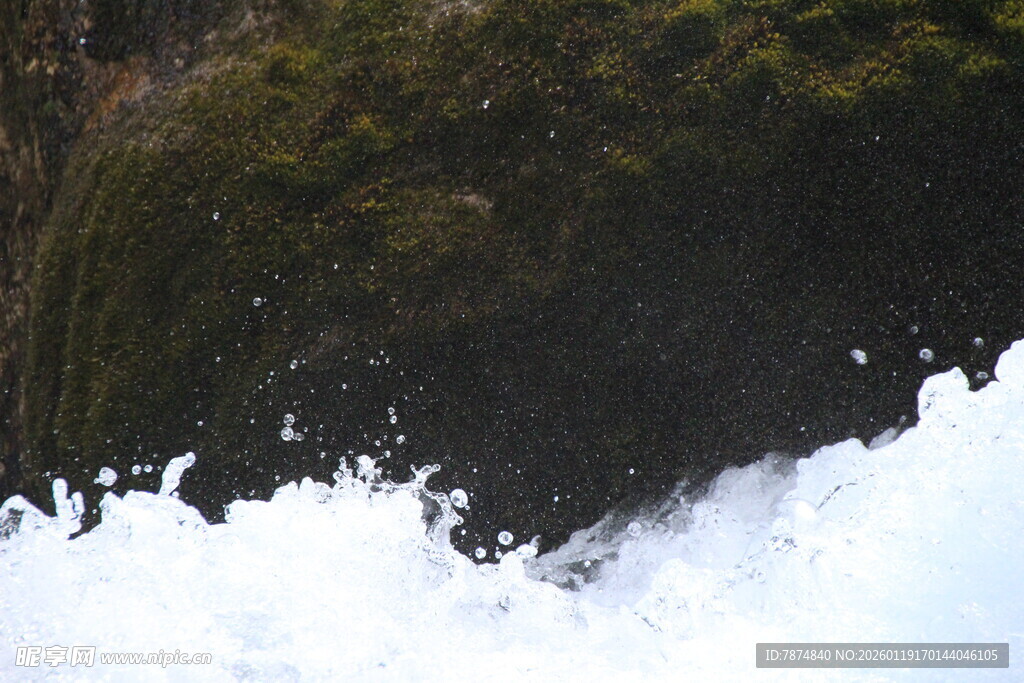 海浪拍打礁石瞬间