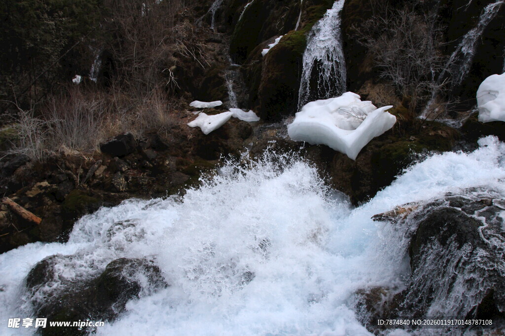 山间冰雪溪流景观