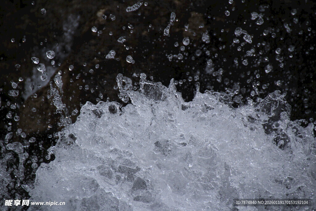 水花飞溅瞬间