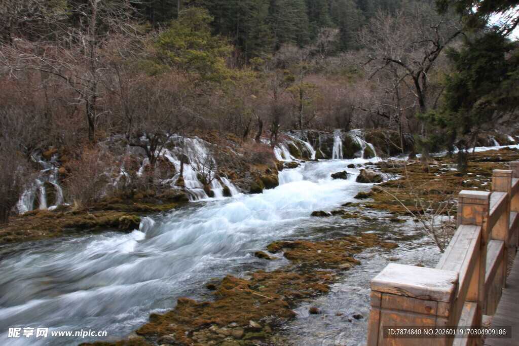 山间溪流旁的木质观景台