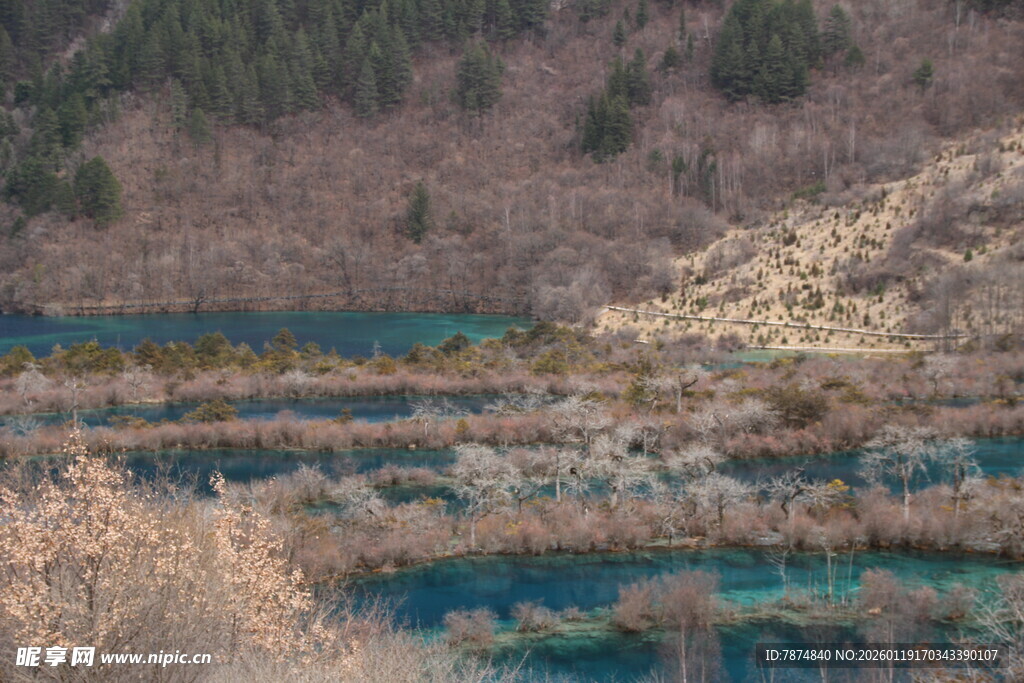 五彩斑斓的山间湖泊