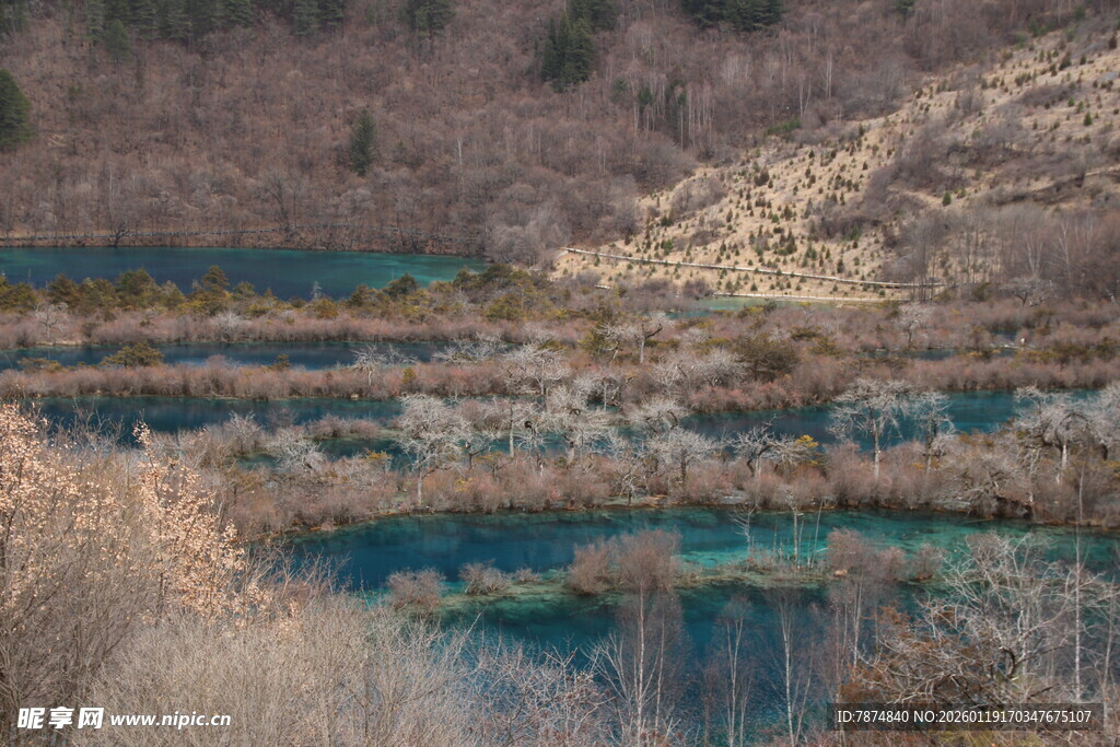 山间蓝绿色清澈水域景观