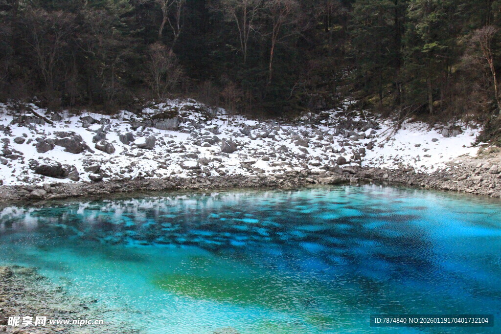 蓝绿色清澈幽潭美景