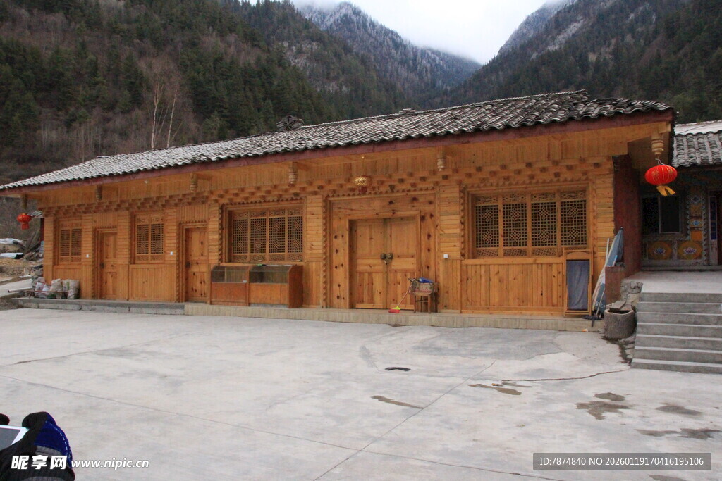 山间木屋 古朴宁静之景