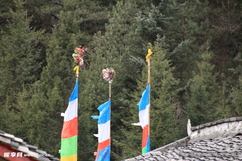 屋顶上的多彩经幡