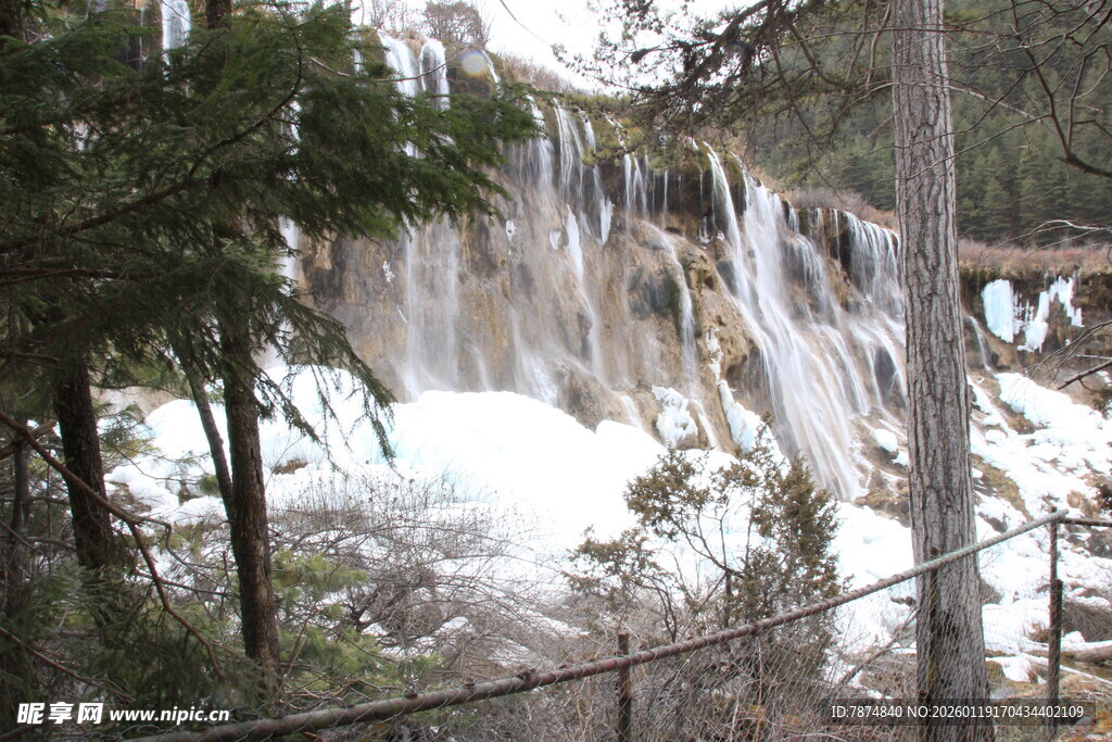 山林间壮观的瀑布景观
