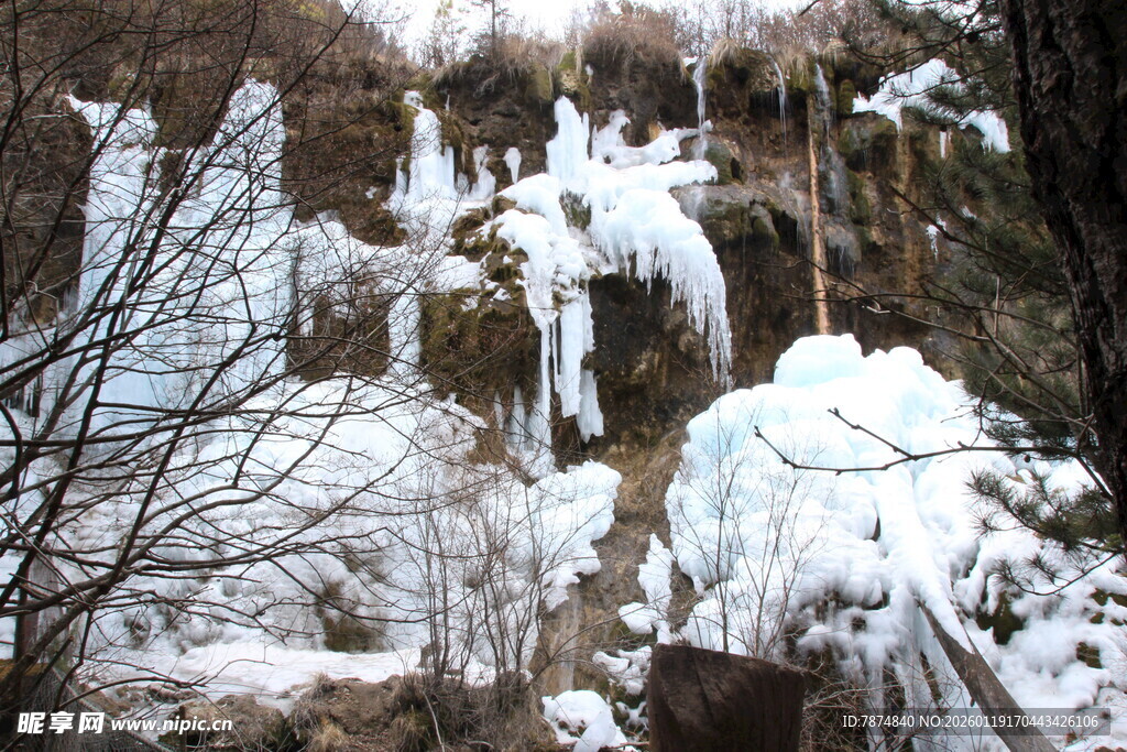 冬日山间冰瀑景观