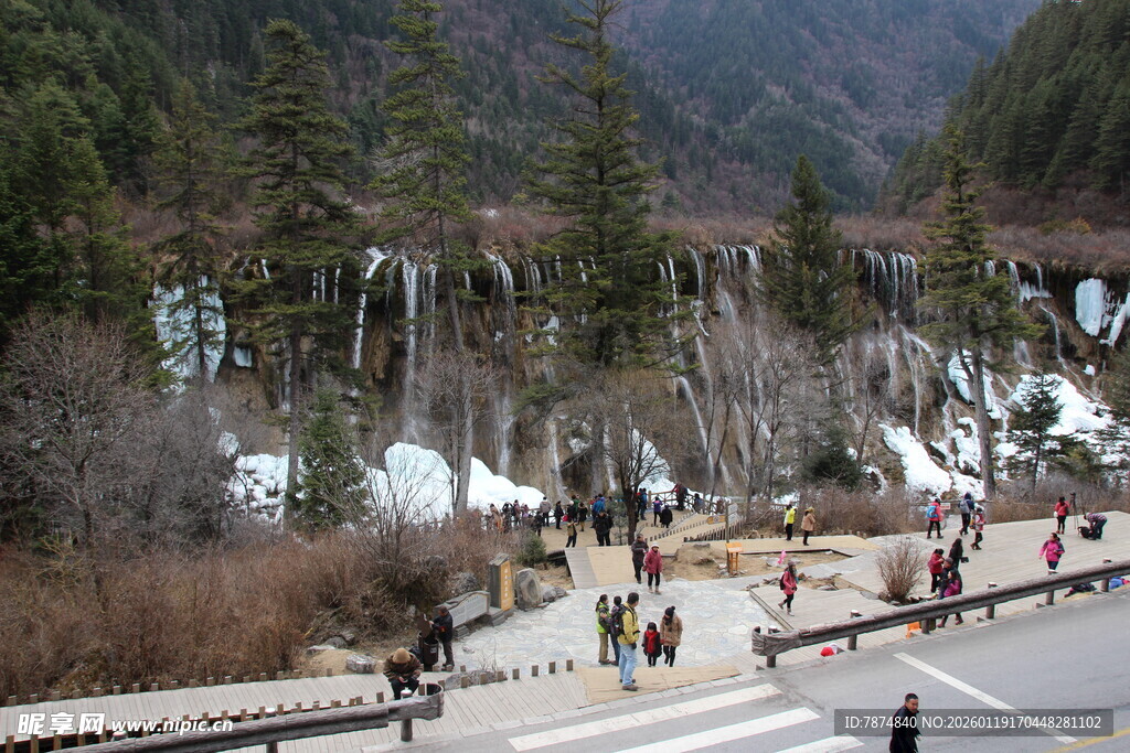 山间步道上的行人与美景