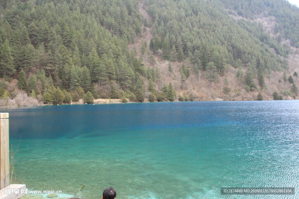 清澈碧绿的山间湖泊