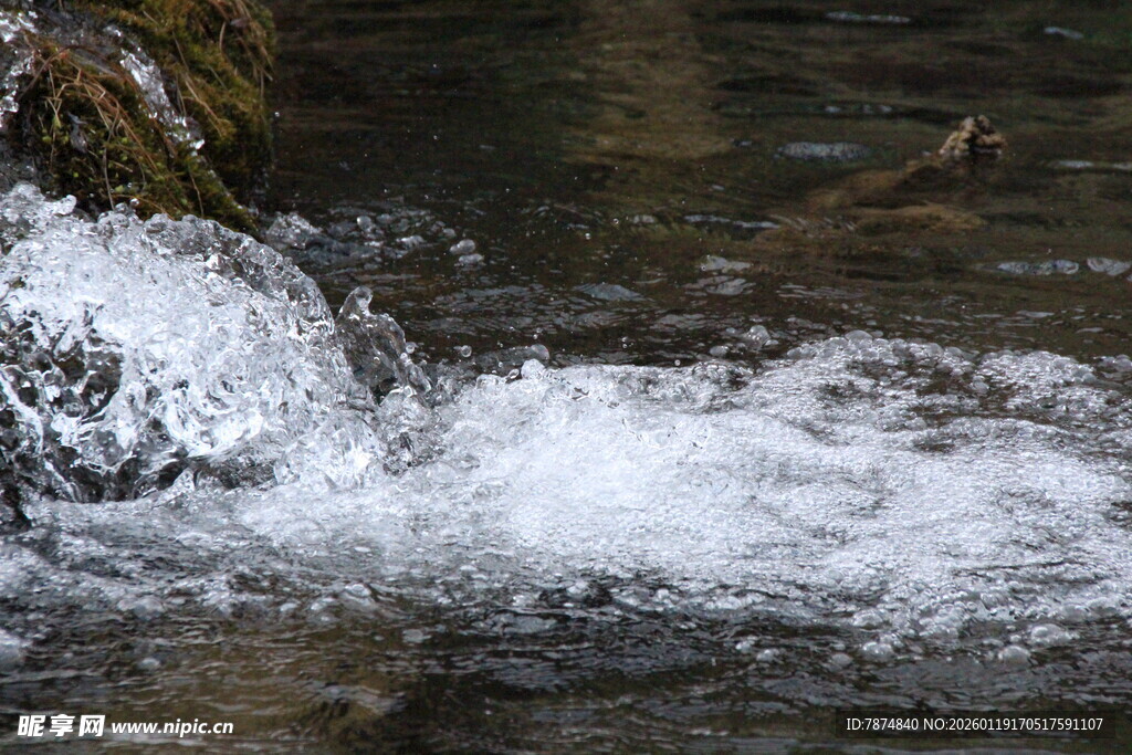 山间溪流潺潺水花飞溅