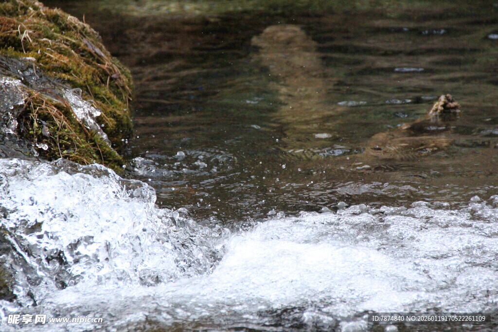 山间溪流溅起白色水花