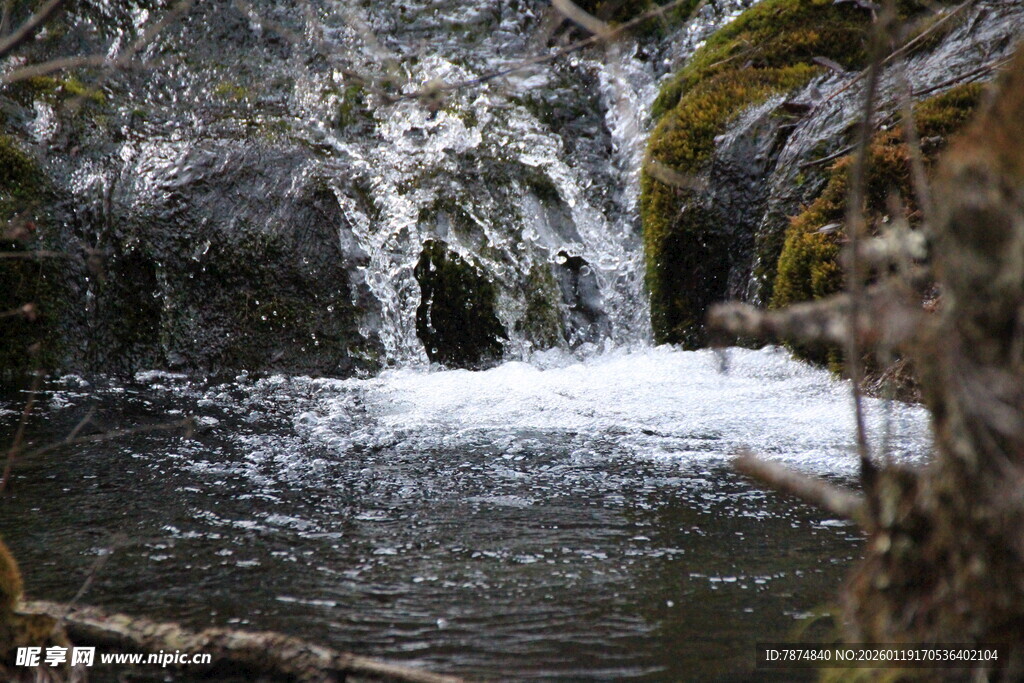 山间溪流小瀑布景观