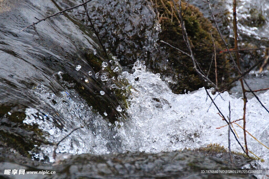 山间冰雪覆盖的岩石与植被