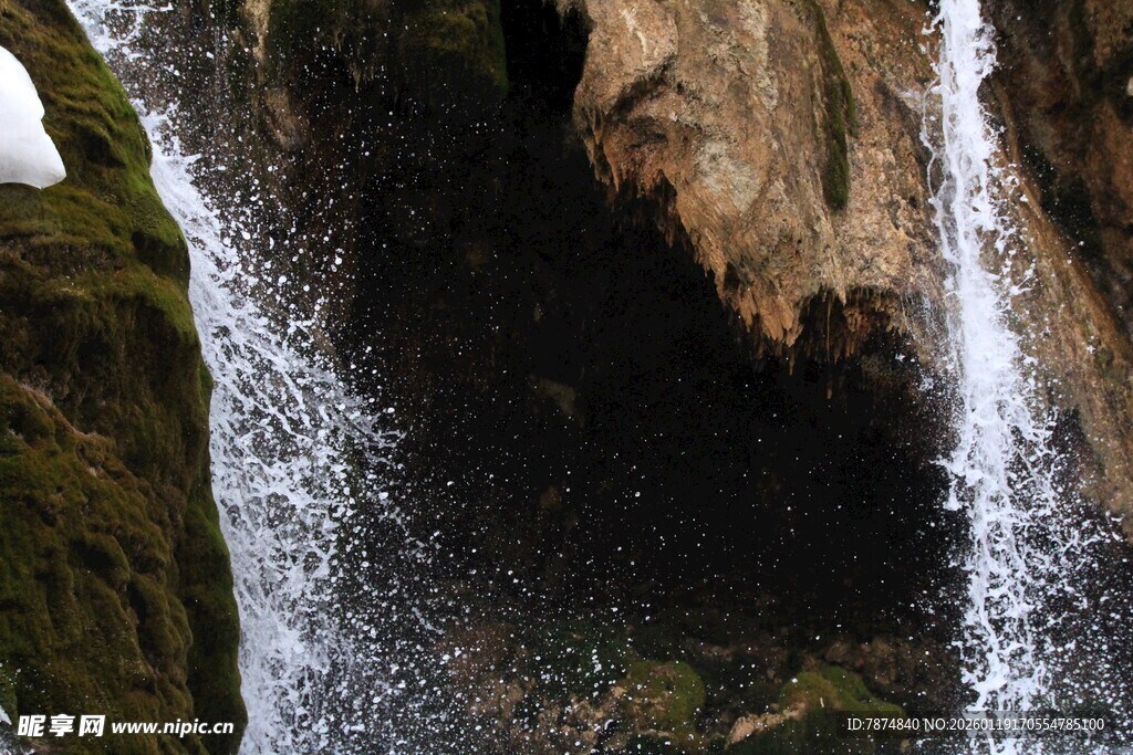 山间瀑布水流倾泻而下
