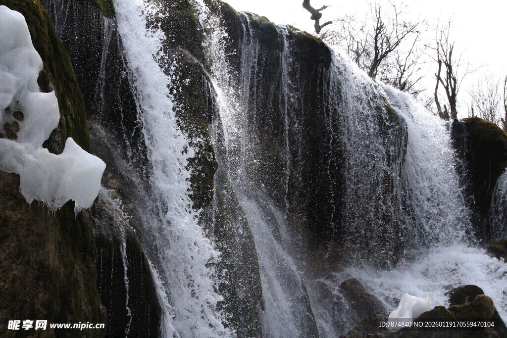 冬日冰雪覆盖的美丽瀑布