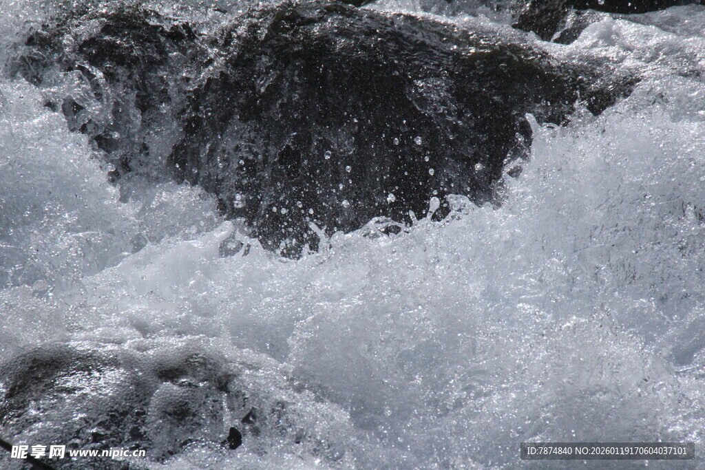 湍急水流冲击岩石景象