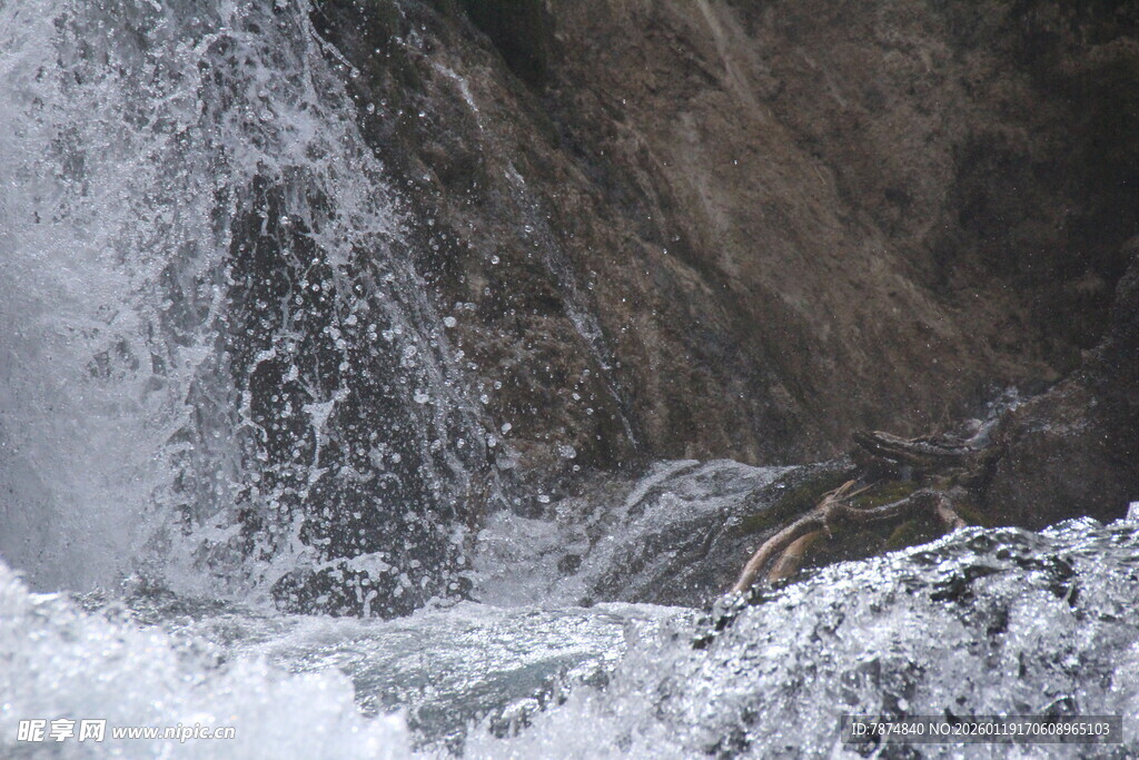 山间瀑布水流奔腾景象