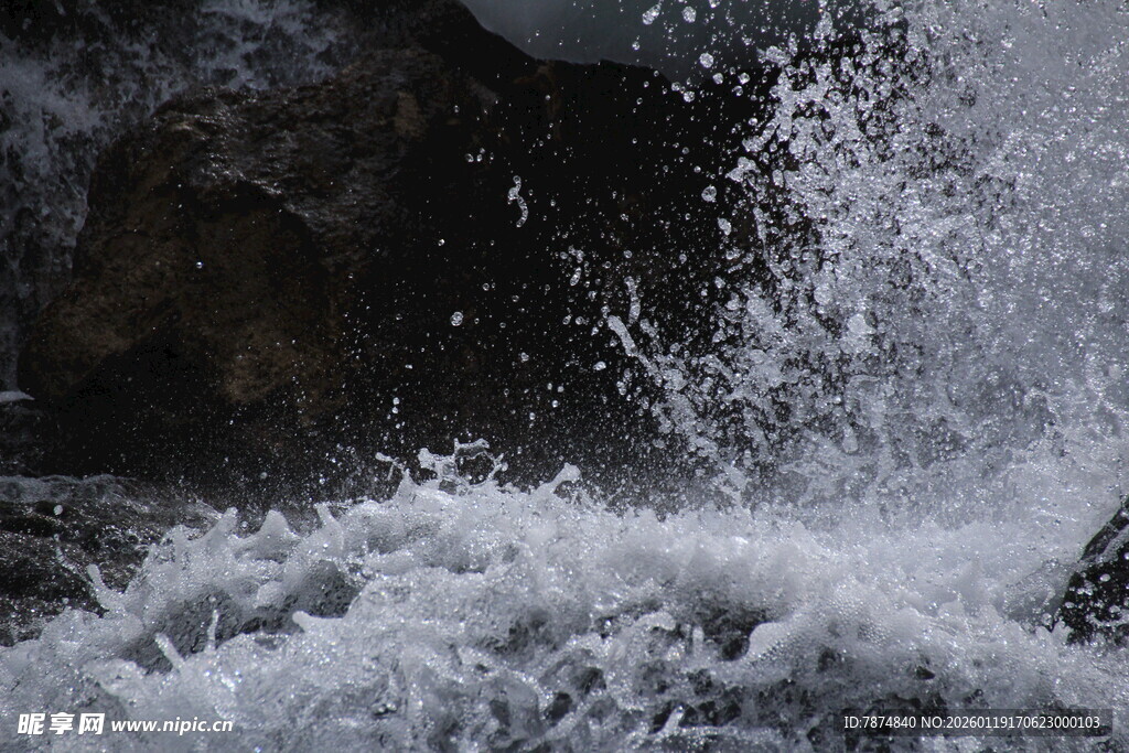 飞溅的浪花