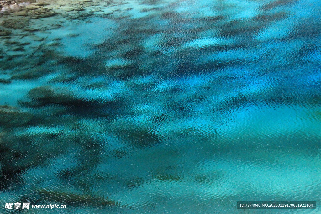 清澈海底的梦幻蓝色水域