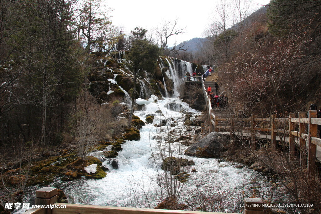 山间溪流旁的木质栈道