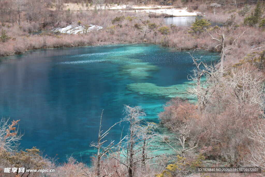 蓝湖美景 周边植被环绕