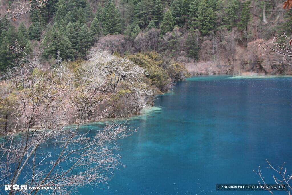 梦幻蓝湖 山林环绕美景
