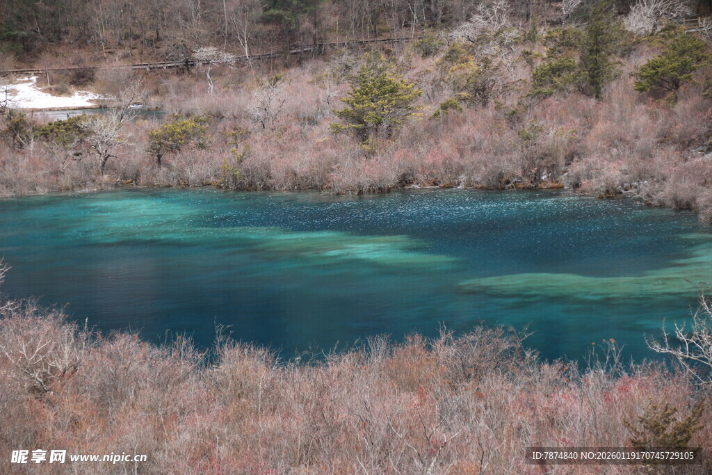 山间蓝湖 尽显自然之美