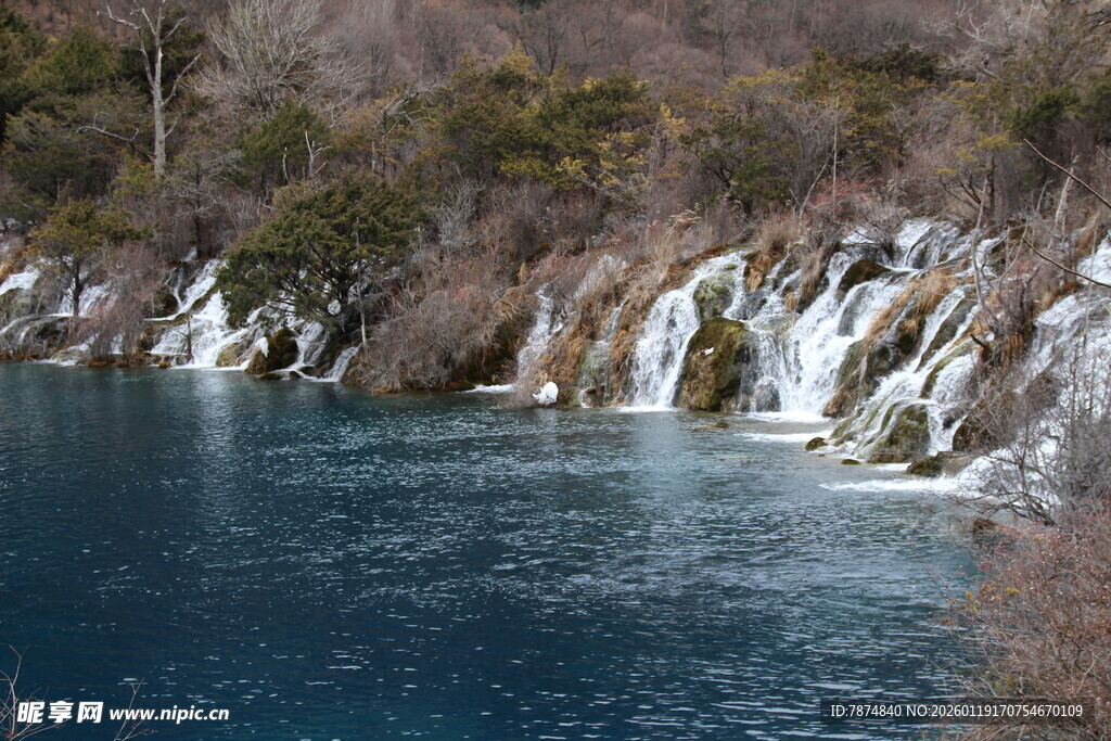 冬日湖畔冰雪覆盖的景象