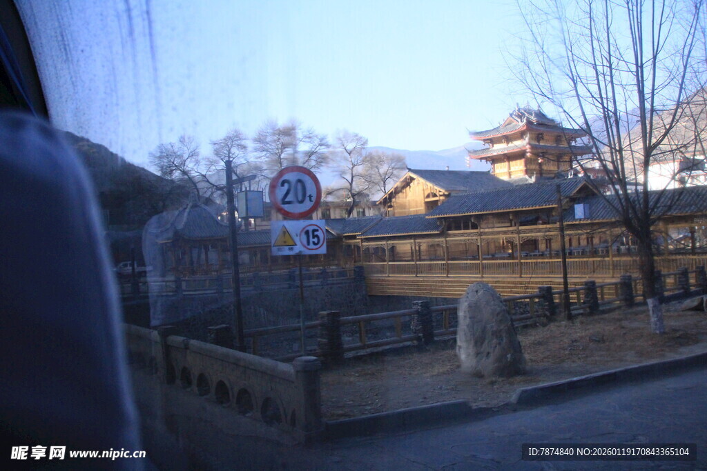 窗外日式建筑风景