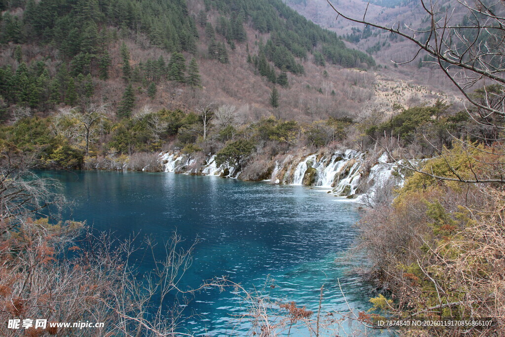 九寨沟蓝湖飞瀑美景