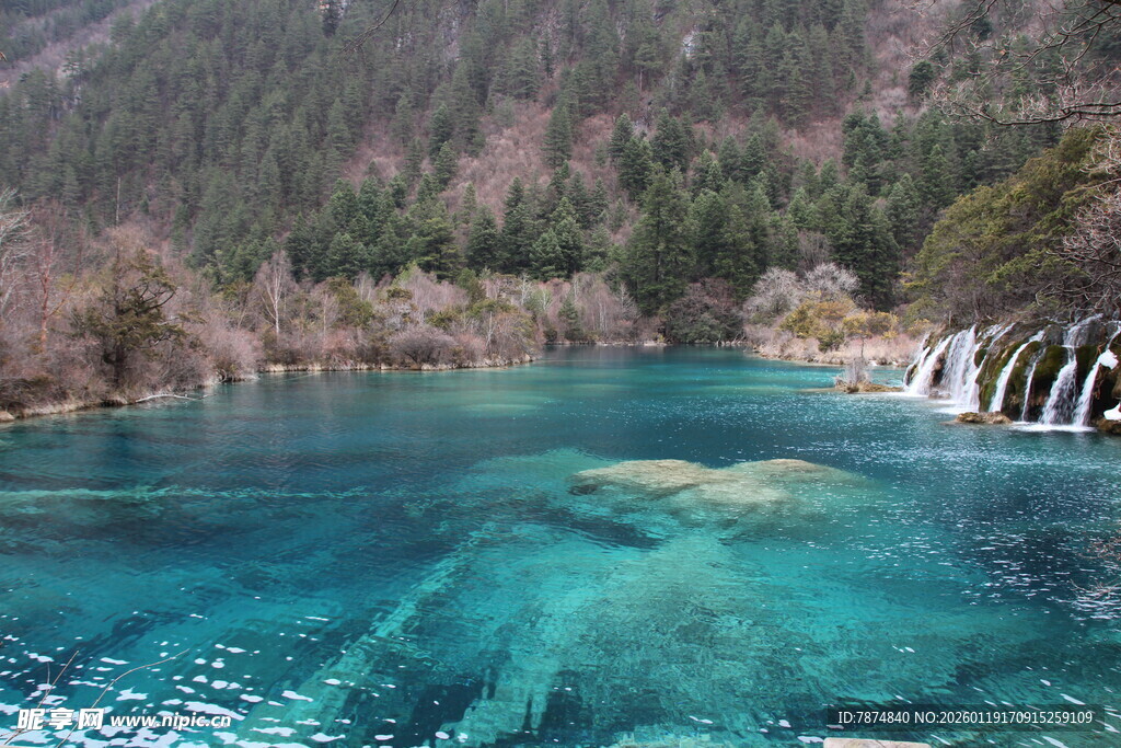 九寨沟清澈蓝绿色湖水美景